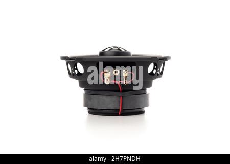 Elegante altoparlante tondo acustico per auto isolato su sfondo bianco. Vista laterale Foto Stock
