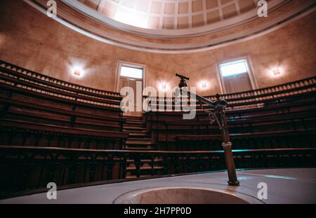 Antico rubinetto e lavandino installato sul tavolo come attrezzatura per dimostrare esperimenti chimici in una sala conferenze a forma di anfiteatro con scrivanie b Foto Stock