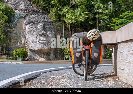 Testa scolpita di Cacique Mabodamaca, capo indiano Taino scolpito nella scogliera lungo la PR-2 vicino Isabela a Porto Rico, grandi Antille, Caraibi Foto Stock