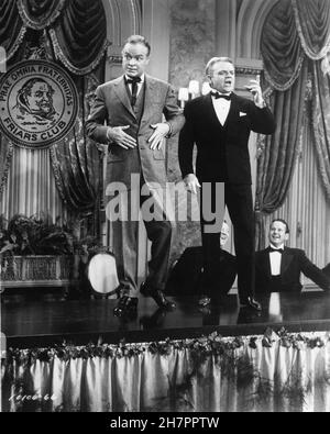 BOB HOPE come Eddie Foy e JAMES CAGNEY come George M. Cohan che fa la routine di ballo del randello dei frati sul tavolo nel SETTE PICCOLO FOYS 1955 direttore MELVILLE SHAVELSON Hope Enterprises / Paramount Pictures Foto Stock