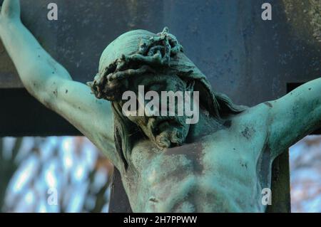 Antica statua di Gesù inchiodò verso la croce indossando la corona di spine Foto Stock