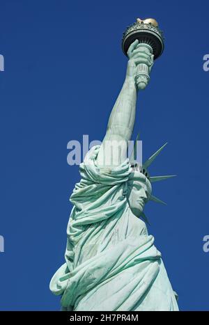 La Statua della libertà è vista da vicino da sotto Foto Stock