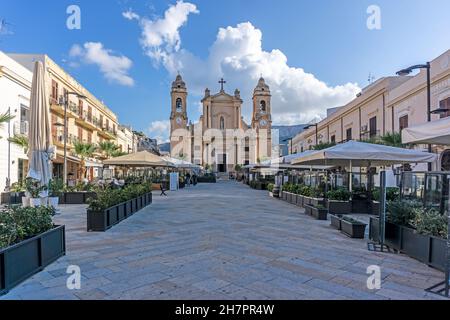 Piazza Duomo in Terrasini, Sicilia, Italia. La piazza centrale del paese che conduce alla chiesa di Santa Maria Santissima delle grazie. Foto Stock