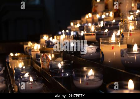 Candele in una chiesa Foto Stock