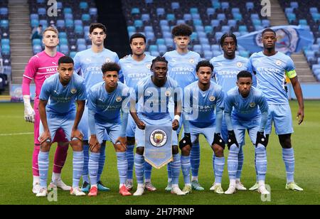 Fila posteriore, da sinistra a destra, Mikki van SAS, Finley Burns, Conrad Egan-Riley, Nico o'Reilly, Josh Wilson-Esbrand e Luke Mbete-Tabu. Prima fila, da sinistra a destra, Shea Charles, Rico Lewis, Romeo Lavia, Oscar Bobb e Kayky di Manchester City prima della UEFA Youth League, il gruppo A partita al Manchester City Academy Stadium, Manchester. Data foto: Mercoledì 24 novembre 2021. Foto Stock