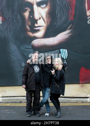 Cheltenham, Regno Unito. 24 novembre 2021. Jaz Coleman, frontman di ÔKilling JokeÕ visita un murale dipinto da Andy 'dice' Davies in un High Street Car Park a Cheltenham, Inghilterra Credit: Pathos Images/Alamy Live News Foto Stock