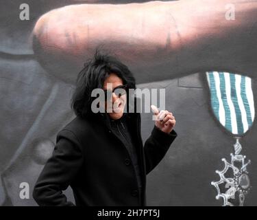 Cheltenham, Regno Unito. 24 novembre 2021. Il frontman Jaz Coleman visita il parco auto High Street di Cheltenham per vedere il ritratto murale dell'artista Andy 'dice' Davies' Credit: Pathos Images/Alamy Live News Foto Stock