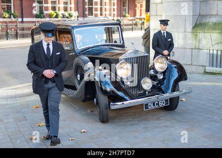 La scrigno dell'omicidio di MP David Amess che arriva alla Cattedrale di Westminster, Londra, Regno Unito, all'interno di un'annata Rolls Royce 25/30 hearse Foto Stock