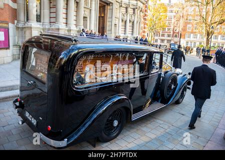 La scrigno dell'omicidio di MP David Amess che arriva alla Cattedrale di Westminster, Londra, Regno Unito, all'interno di un'annata Rolls Royce 25/30 hearse Foto Stock