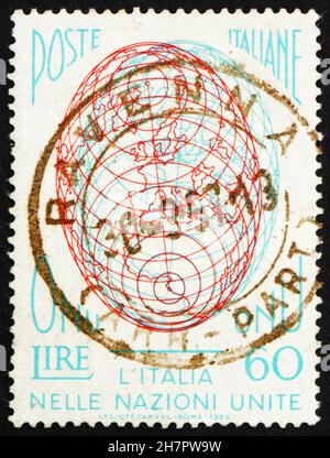 ITALIA - CIRCA 1956: Un francobollo stampato in Italia mostra Globe, l’ammissione dell’Italia alle Nazioni Unite, circa 1956 Foto Stock