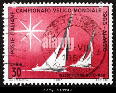 ITALIA - CIRCA 1965: Un francobollo stampato in Italia mostra barche a vela della Classe Dutchman volante, Campionati del mondo di Yachting a Napoli e Alassio, circa 1 Foto Stock