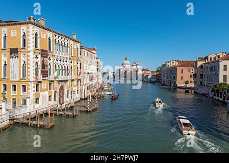 Palazzo Franchetti e Canal Grande visto dal ponte dell'Accademia, Venezia, Italia Foto Stock
