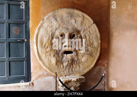 Roma - Italia - bocca della Verità, maschera in marmo del XI secolo. Foto Stock