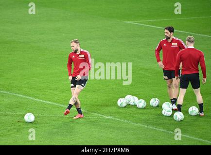 Haifa, Israele. 24 novembre 2021. Calcio: UEFA Europa Conference League, prima della partita Maccabi Haifa - 1. FC Union Berlin, Unione di addestramento finale allo stadio Sammy Ofer di Haifa. (l-r) Tymoteusz Puchacz (1. FC Union), Rani Khedira (1. FC Union Berlin), Andreas Voglsammer (1. FC Union Berlin). Credit: Matthias Koch/dpa/Alamy Live News Foto Stock