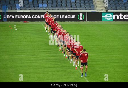 Haifa, Israele. 24 novembre 2021. Calcio: UEFA Europa Conference League, prima della partita Maccabi Haifa - 1. FC Union Berlin, formazione finale Union Berlin al Sammy Ofer Stadium Haifa, Robin Knoche corre di fronte. Credit: Matthias Koch/dpa/Alamy Live News Foto Stock