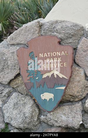 Un segno a forma di freccia indica il National Park Service, USA. Foto Stock