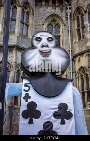 Club che giocano a carte da Alice nel Paese delle meraviglie all'Winter Wonderland nel Castello di Cardiff (Nov21) Foto Stock