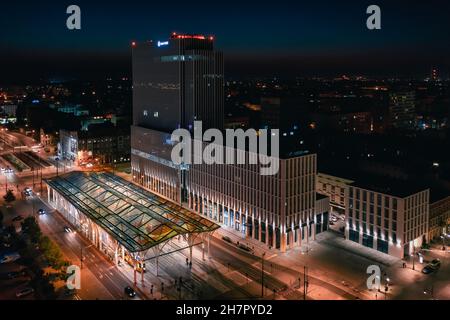 LODZ, POLONIA - 24 settembre 2021: Un'immagine aerea della città di Lodz di notte in Polonia Foto Stock