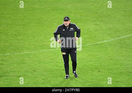 Haifa, Israele. 24 novembre 2021. Calcio: UEFA Europa Conference League, prima della partita Maccabi Haifa - 1. FC Union Berlin, formazione finale Union Berlin al Sammy Ofer Stadium Haifa, allenatore Urs Fischer. Credit: Matthias Koch/dpa/Alamy Live News Foto Stock