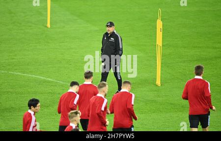 Haifa, Israele. 24 novembre 2021. Calcio: UEFA Europa Conference League, prima della partita Maccabi Haifa - 1. FC Union Berlin, formazione finale Union Berlin al Sammy Ofer Stadium Haifa, allenatore Urs Fischer. Credit: Matthias Koch/dpa/Alamy Live News Foto Stock