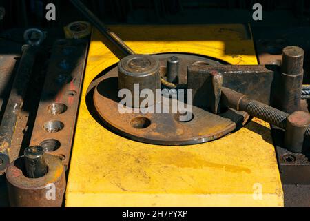 Barrette con piegatrice in loco. Operatore che utilizza una macchina per armatura piegatrice per lavori di costruzione Foto Stock