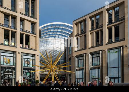 Vista esterna del nuovo centro commerciale St James Quarter con decorazioni natalizie, Edimburgo, Scozia, Regno Unito Foto Stock