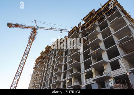 Edificio residenziale. Costruzione di un edificio utilizzando la tecnologia di costruzione in calcestruzzo. Alto edificio residenziale in mattoni Foto Stock