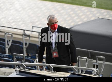 Haifa, Israele. 24 novembre 2021. Calcio: UEFA Europa Conference League, prima della partita Maccabi Haifa - 1. FC Union Berlin, Unione di addestramento finale allo stadio Sammy Ofer di Haifa. Dirk Zingler, Presidente 1. FC Union, negli stand. Credit: Matthias Koch/dpa/Alamy Live News Foto Stock