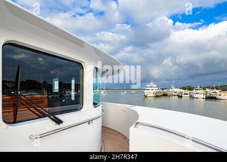 Vista da un Yacht a motore con yacht sullo sfondo a Sag Harbor, NY Foto Stock