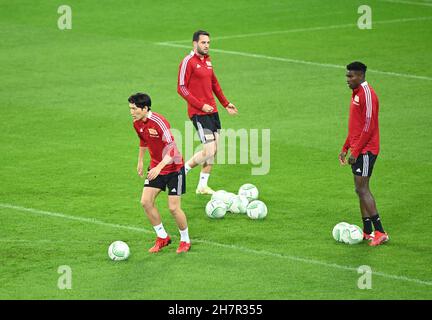 Haifa, Israele. 24 novembre 2021. Calcio: UEFA Europa Conference League, prima della partita Maccabi Haifa - 1. FC Union Berlin, Unione di addestramento finale allo stadio Sammy Ofer di Haifa. Genki Haraguchi (l-r), Levin Öztunali e Taiwo Awoniyi di 1. FC Union durante la formazione. Credit: Matthias Koch/dpa/Alamy Live News Foto Stock