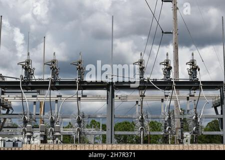 Vista in primo piano dei componenti elettrici di una sottostazione elettrica. Foto Stock