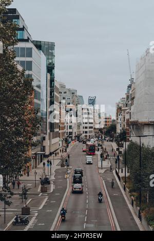 Londra, UK - 23 ottobre 2021: Vista del traffico su Farringdon Street da Holborn Viaduct, un ponte stradale a Londra e il nome della strada che Foto Stock