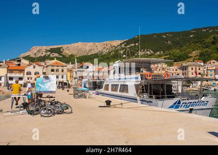 Baska, Croazia - 4 settembre 2021. I venditori di imbarcazioni aspettano i clienti su un molo nella città meridionale dell'isola di Krk, Baska, nella contea di Primorje-Gorski Kotar Foto Stock