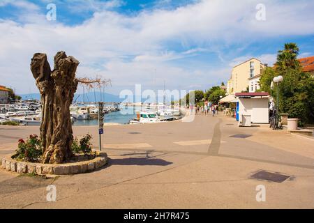 Malinska, Croazia - 7 settembre 2021. La città costiera di Malinska sull'isola di Krk, la contea di Primorje-Gorski Kotar, nella Croazia occidentale Foto Stock