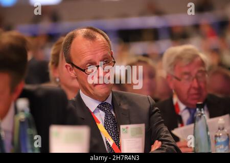 Friedrich Merz Kandidat für den CDU-Parteivorsitz auf dem Bundesparteitag der CDU 2018 ad Amburgo, zusammengeknifener Mund Foto Stock