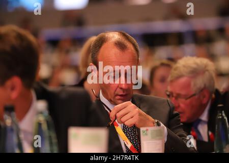 Friedrich Merz Kandidat für den CDU-Parteivorsitz auf dem Bundesparteitag der CDU 2018 ad Amburgo; Merz im Publikum Foto Stock