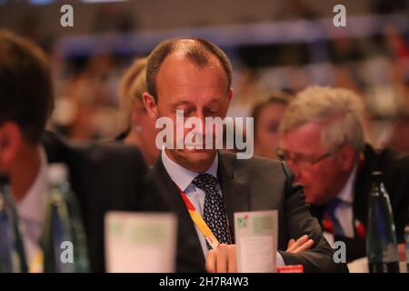 Friedrich Merz Kandidat für den CDU-Parteivorsitz auf dem Bundesparteitag der CDU 2018 ad Amburgo; Merz im Publikum Foto Stock