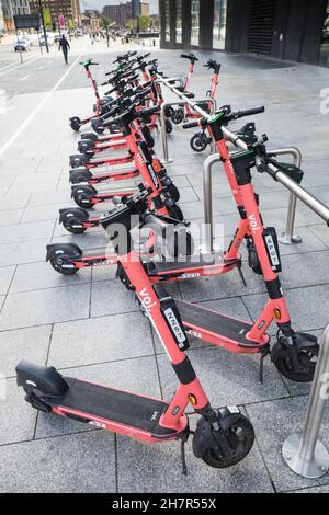 Scooter,elettrici,rosa,rosso,scooter,di,proprietà,di,voi,azienda,in,strada,per,noleggio,via,un,app,come,una,prova,periodo,per,vedere,se,sono,sicuri,e,adatti,per,generale,pubblico,usage.illegale,nella maggior parte,delle,città,in,UK,Liverpool,Merseyside,Inghilterra,nord,Inghilterra,Inghilterra,nord,Inghilterra,Inghilterra,Inghilterra,nord,Inghilterra,Inghilterra,nord,Inghilterra,nord,Europa,nord,Europa,nord,Italia,Italia,Italia,Italia,Italia,Italia,Italia,Italia,Italia,Italia,Italia Foto Stock