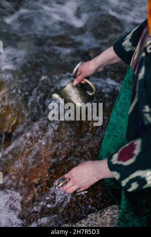 L'abbigliamento kazako, indossato dal popolo kazako, è spesso realizzato con materiali adatti al clima estremo della regione e allo stile di vita nomade del popolo. E' decorata comunemente con elaborati ornamenti fatti di perle, corna animali, zoccoli e piedi. Sebbene i kazaki contemporanei indossino solitamente abiti occidentali, i turchi indossano abiti più tradizionali per le vacanze e le occasioni speciali. Foto Stock