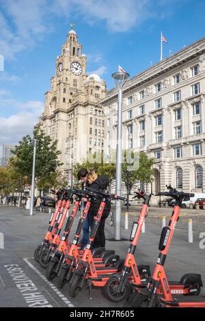Scooter,elettrici,rosa,rosso,scooter,di,proprietà,della,azienda,voi,presso,Pier Head,Royal Liver Building,sulla,strada,per,noleggio,via,un,app,AS,a,periodo,di,prova,per,vedere,se,sono,sicuri,e,adatti,per,generale,pubblico,uso.illegale,nella,maggior parte,delle,città,in,seyside,Inghilterra,nord,Inghilterra,Inghilterra,Inghilterra,Inghilterra,nord,Inghilterra,Inghilterra,Inghilterra,Inghilterra,Inghilterra,nord,Inghilterra,Inghilterra,Inghilterra,Inghilterra,nord,Inghilterra,Inghilterra,Inghilterra,Inghilterra,nord,Inghilterra,Inghilterra,nord,Inghilterra,Inghilterra,nord,Inghilterra Foto Stock