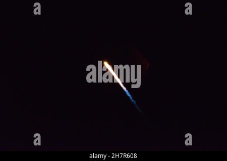 Il carburante bruciato da un razzo Falcon 9 illumina il cielo notturno. Foto Stock