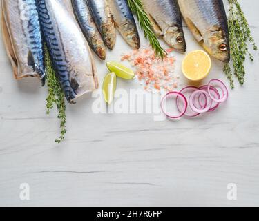 Concetto di giornata mondiale del cibo. Giornata di pesce. Composizione con aringa fresca, odore e sgombro. Foto Stock