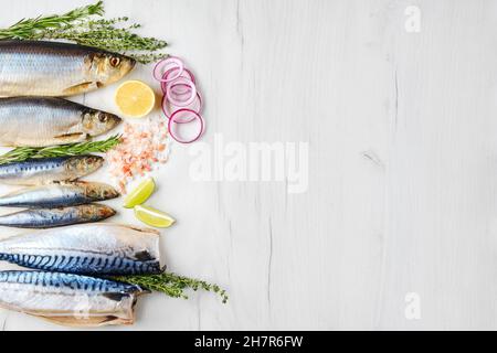 Concetto di giornata mondiale del cibo. Giornata di pesce. Composizione con aringa fresca, odore e sgombro. Foto Stock