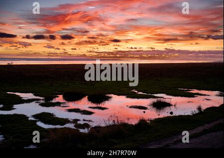 Tramonto sull'estuario di Ribble e sulle paludi di sale di Lytham Foto Stock