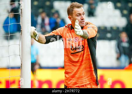 ISTANBUL, TURCHIA - NOVEMBRE 24: Il portiere Mert Gunok di Besiktas JK coach i suoi compagni di squadra durante la partita di palcoscenico UEFA Champions League Group tra Besiktas e Ajax al Parco di Besiktas il 24 Novembre 2021 a Istanbul, Turchia (Photo by Orange Pictures) Credit: Orange Pics BV/Alamy Live News Foto Stock