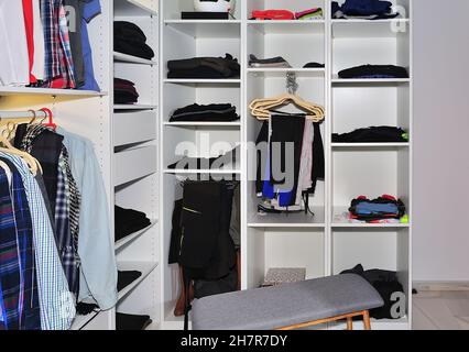Interno cabina armadio con scaffale per scarpe e accessori Foto stock -  Alamy