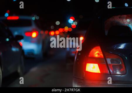 vista ravvicinata della luce di posizione posteriore e dell'indicatore di direzione destro in presenza di traffico notturno Foto Stock