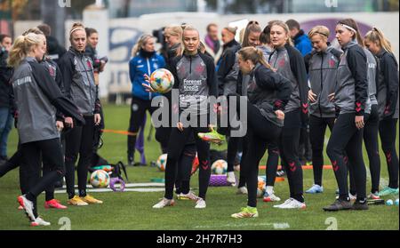 Zenica, Bosnia-Erzegovina, 24 novembre 2021. I giocatori della Danimarca si riscaldano durante la sessione di formazione femminile in Danimarca a Zenica. Novembre 24, 2021. Credit: Nikola Krstic/Alamy Foto Stock