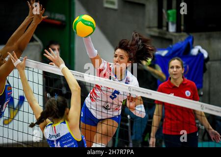 Treviso, Italia. 24 novembre 2021. Spike di Aleksandra Gligoric (ZOK Ub) durante A. Carraro Imoco Conegliano vs ZOK Ub Serbia, CEV Champions League Women volley match in Treviso, Italia, novembre 24 2021 Credit: Independent Photo Agency/Alamy Live News Foto Stock