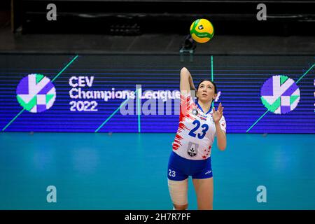 Treviso, Italia. 24 novembre 2021. Tijana Vrcelj (ZOK Ub) in servizio durante A. Carraro Imoco Conegliano vs ZOK Ub Serbia, CEV Champions League Women volley match in Treviso, Italy, November 24 2021 Credit: Independent Photo Agency/Alamy Live News Foto Stock